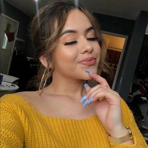 Meet your Posher, Alexia